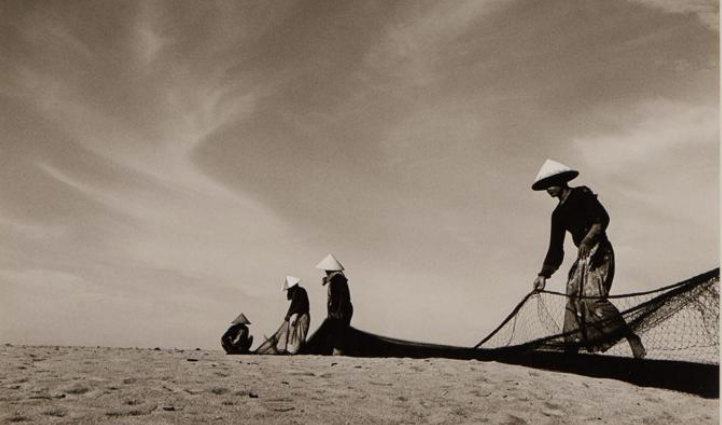 'Net Collecting', Wu Peng Seng, Net Collecting, c. 1950s, Singapore, photograph. Collection of National Gallery Singapore