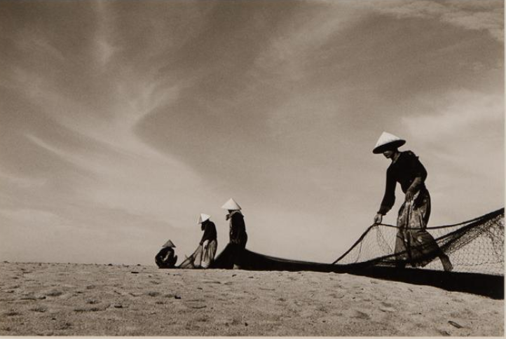 'Net Collecting', Wu Peng Seng, Net Collecting, c. 1950s, Singapore, photograph. Collection of National Gallery Singapore