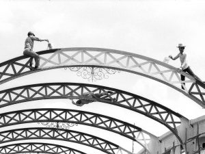 Time and Tide by Foo Tee Jun - Labourers paint Anderson Bridge, c. 1960s