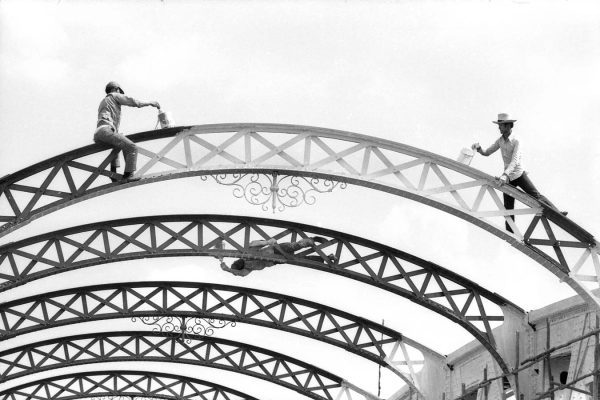 Time and Tide by Foo Tee Jun - Labourers paint Anderson Bridge, c. 1960s