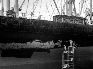 Time and Tide by Foo Tee Jun - Workers atop a scaffold paint a ship at Jurong shipyard, 1973